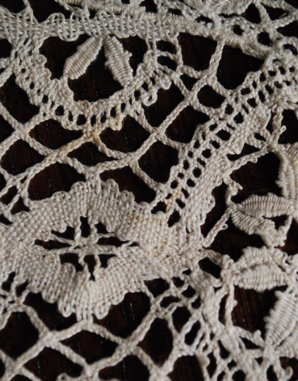 ミルクピッチャー　アンティーク雑貨　オーバルデザインがキレイな、フランスのアンティークドイリーレース。ハンドメイドの繊細さとあたたかさがあります。(d-1361-z)