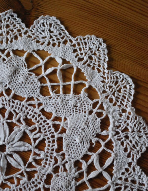 ミルクピッチャー　アンティーク雑貨　可憐なお花デザインのフランスアンティークドイリーレース。ハンドメイドの繊細さとあたたかさがあります。(d-1365-z)