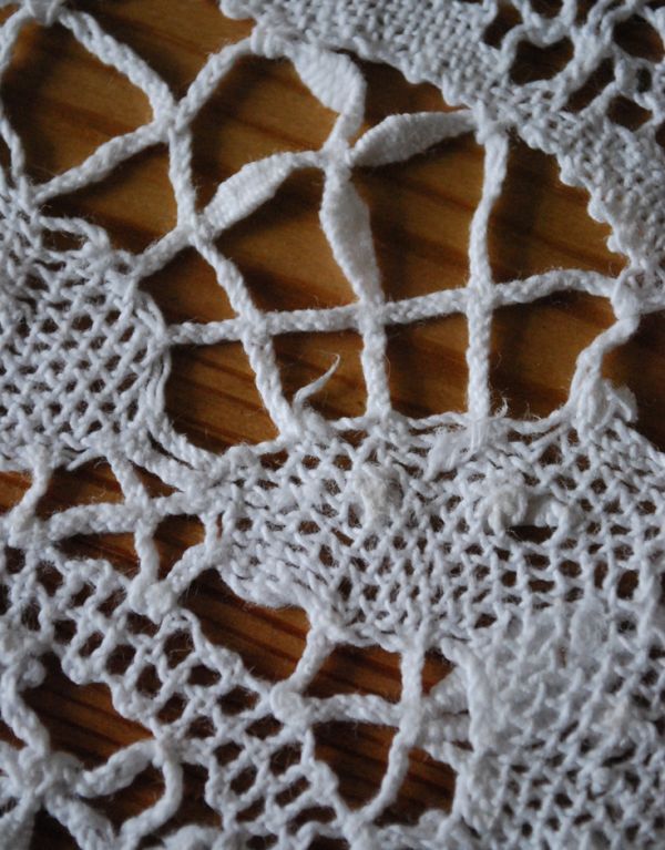 ミルクピッチャー　アンティーク雑貨　可憐なお花デザインのフランスアンティークドイリーレース。アンティークのため、多少の汚れやシミがある場合がありますが、使用上問題はありませんので、ご了承下さい。(d-1365-z)