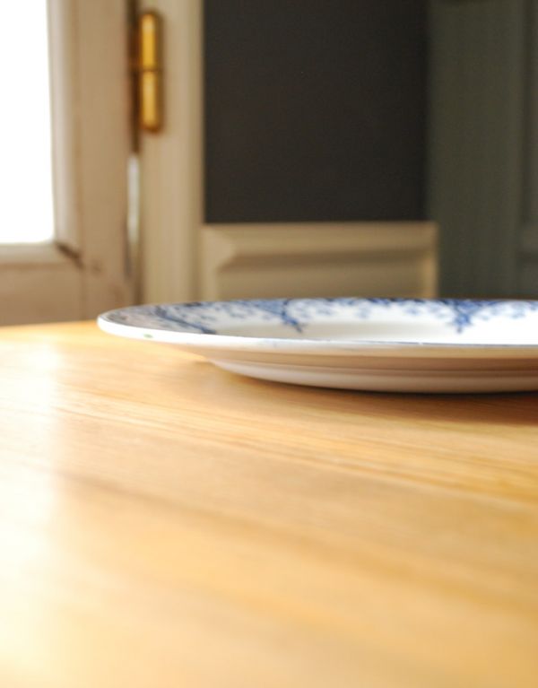 アンティーク雑貨　フランスのアンティーク食器、優雅な模様のプレート（お皿）。厚みはこんな感じ。(d-1371-z)