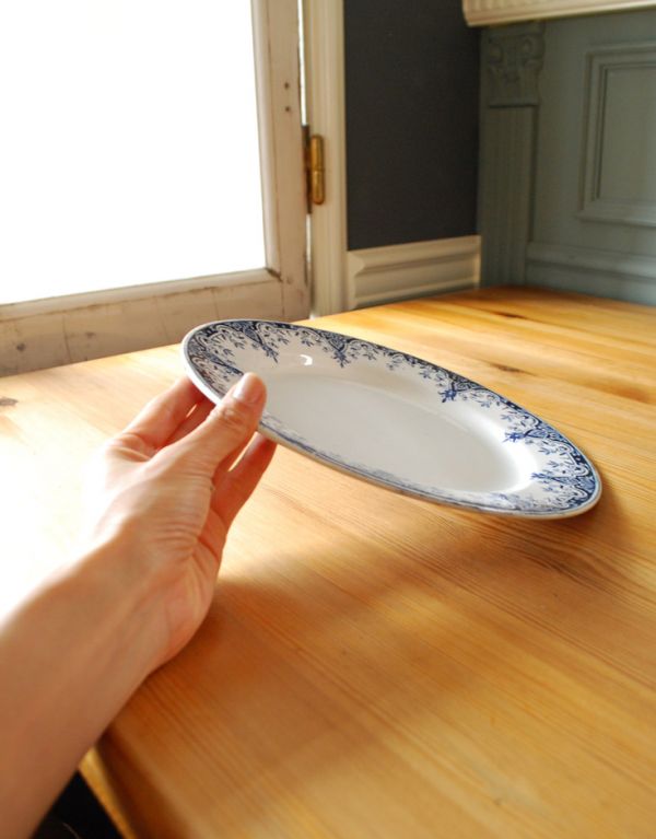 アンティーク雑貨 フランスのアンティーク食器、優雅な模様のプレート(お皿)。大人っぽいデザイン。(d-1371-z)