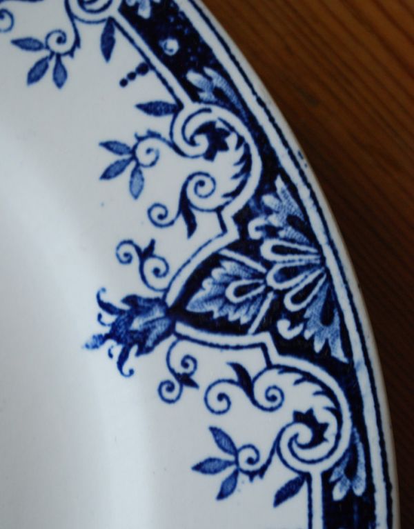 アンティーク雑貨 フランスのアンティーク食器、優雅な模様のプレート(お皿)。深いブルーがキレイなプレートです。(d-1371-z)