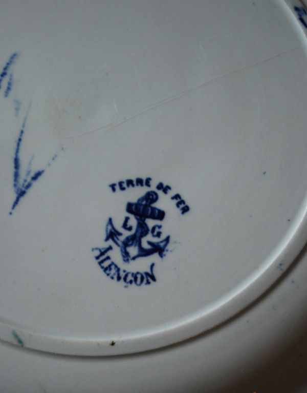 アンティーク雑貨 フランスのアンティーク食器、優雅な模様のプレート(お皿)。裏はメーカーのロゴ入りです。(d-1371-z)