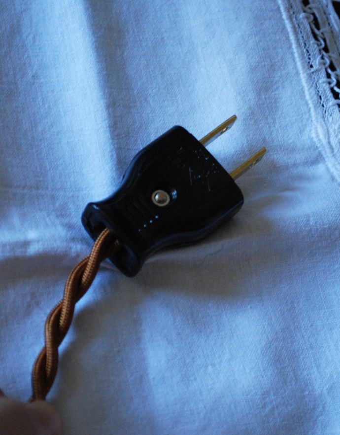 スタンドライト 照明・ライティング 美しいフランスのテーブルランプ、アンティークのシャンデリア(2灯)。コンセントの先端はこんな感じ。(d-1386-z)