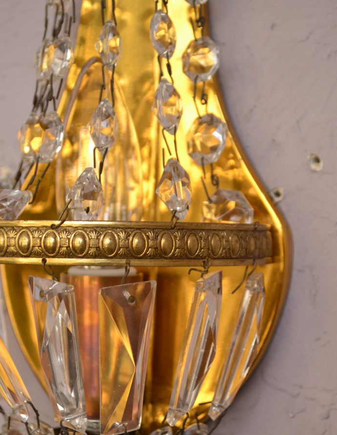 壁付けブラケット　照明・ライティング　ガラスパーツがたっぷり付いた、フランスアンティーク照明、ウォールブラケット（壁付けシャンデリア）（Ｅ17シャンデリア球付）。存在感のある素敵なアンティークのウォールブラケットです。(d-1390-z)
