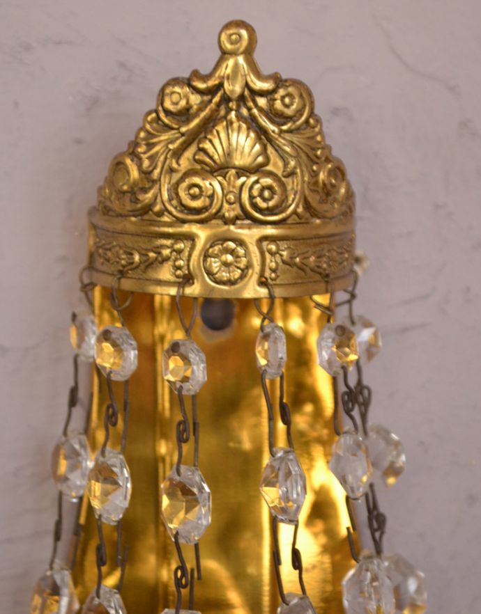 壁付けブラケット　照明・ライティング　ガラスパーツがたっぷり付いた、フランスアンティーク照明、ウォールブラケット（壁付けシャンデリア）（Ｅ17シャンデリア球付）。華やかな装飾です。(d-1390-z)