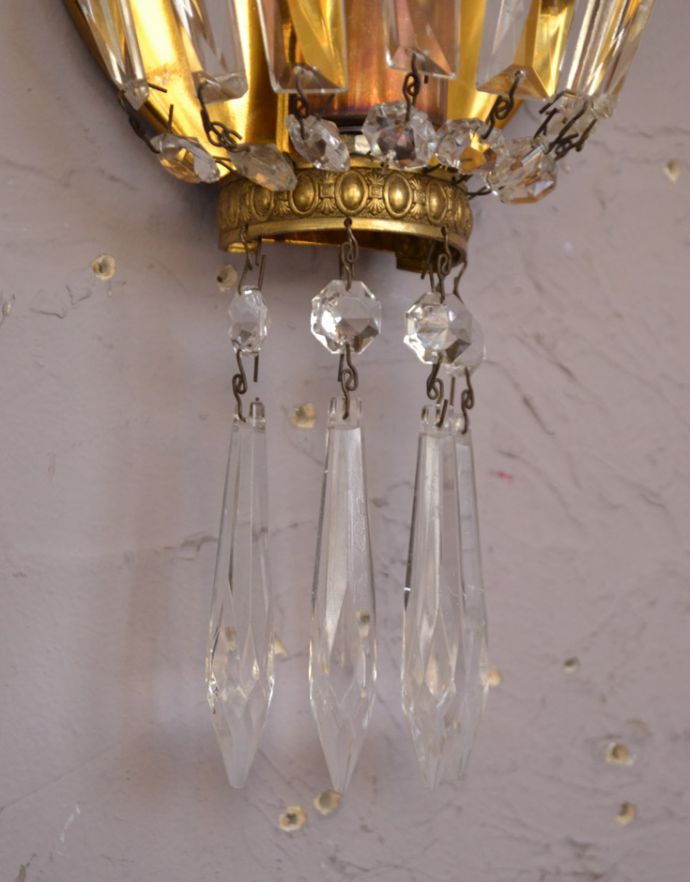 壁付けブラケット　照明・ライティング　ガラスパーツがたっぷり付いた、フランスアンティーク照明、ウォールブラケット（壁付けシャンデリア）（Ｅ17シャンデリア球付）。アンティークのため、ガラスには写真に映らない多少の欠け・傷がある場合がありますが、使用上問題はありませんので、ご了承下さい。(d-1390-z)