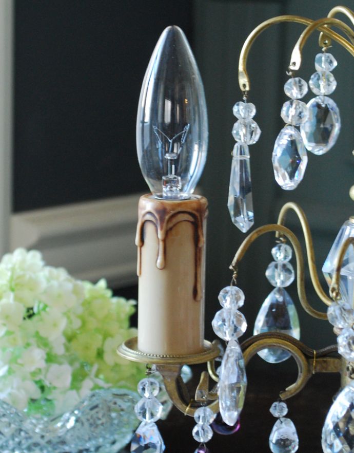 スタンドライト　照明・ライティング　ガラスコラム入りのテーブルシャンデリア、優雅なフランスアンティーク照明（Ｅ17シャンデリア球付）。本物のキャンドルのように仕上げたデザインです。(d-1391-z)