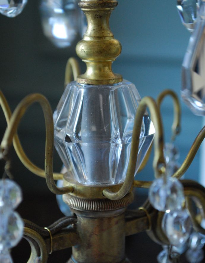 スタンドライト　照明・ライティング　ガラスコラム入りのテーブルシャンデリア、優雅なフランスアンティーク照明（Ｅ17シャンデリア球付）。支柱もガラスアクセサリーが付いているので、明かりを付けるとキラキラ輝きます。(d-1391-z)