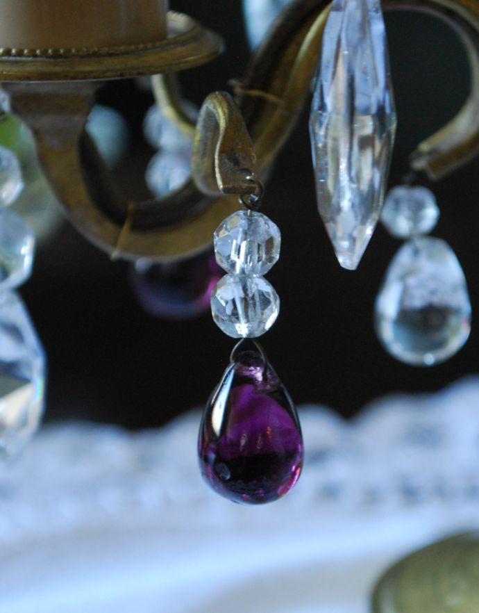 スタンドライト　照明・ライティング　ガラスコラム入りのテーブルシャンデリア、優雅なフランスアンティーク照明（Ｅ17シャンデリア球付）。色も美しいドロップが付いています。(d-1391-z)