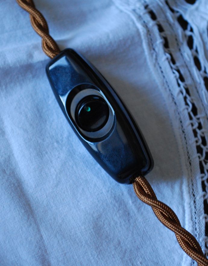 スタンドライト　照明・ライティング　ガラスコラム入りのテーブルシャンデリア、優雅なフランスアンティーク照明（Ｅ17シャンデリア球付）。スイッチです。(d-1391-z)