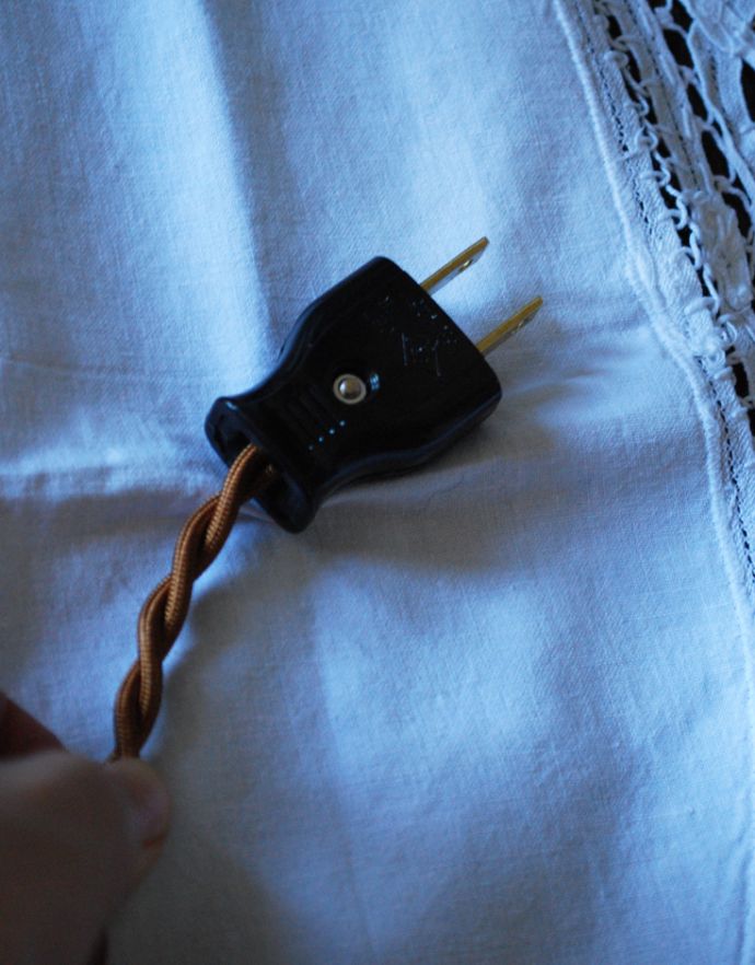 スタンドライト　照明・ライティング　ガラスコラムの美しいテーブルシャンデリア、フランスアンティーク照明（Ｅ17シャンデリア球付）。コンセントの先端はこんな感じ。(d-1392-z)