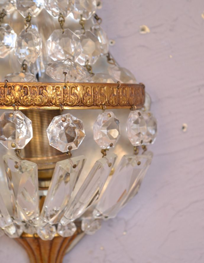 壁付けブラケット　照明・ライティング　壁できらめくアンティークのウォールシャンデリア（壁付け照明）（Ｅ17シャンデリア球付）。存在感のある素敵なアンティークのウォールブラケットです。(d-1394-z)