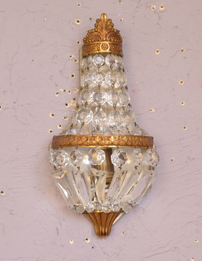 壁付けブラケット　照明・ライティング　壁できらめくアンティークのウォールシャンデリア（壁付け照明）（Ｅ17シャンデリア球付）。真鍮部分にも飾りが入っていて、とてもオシャレです。(d-1394-z)
