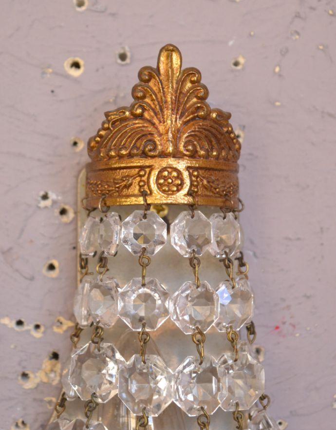 壁付けブラケット　照明・ライティング　壁できらめくアンティークのウォールシャンデリア（壁付け照明）（Ｅ17シャンデリア球付）。アンティークのため、ガラスには写真に映らない多少の欠け・傷がある場合がありますが、使用上問題はありませんので、ご了承下さい。(d-1394-z)