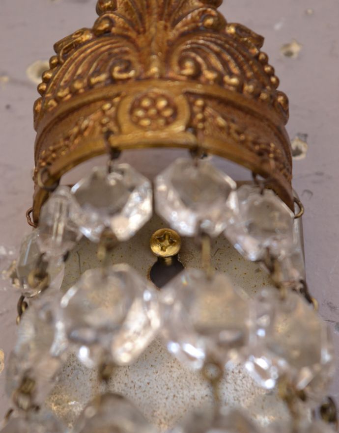 壁付けブラケット　照明・ライティング　壁できらめくアンティークのウォールシャンデリア（壁付け照明）（Ｅ17シャンデリア球付）。ビス用の穴は１箇所あります。(d-1394-z)