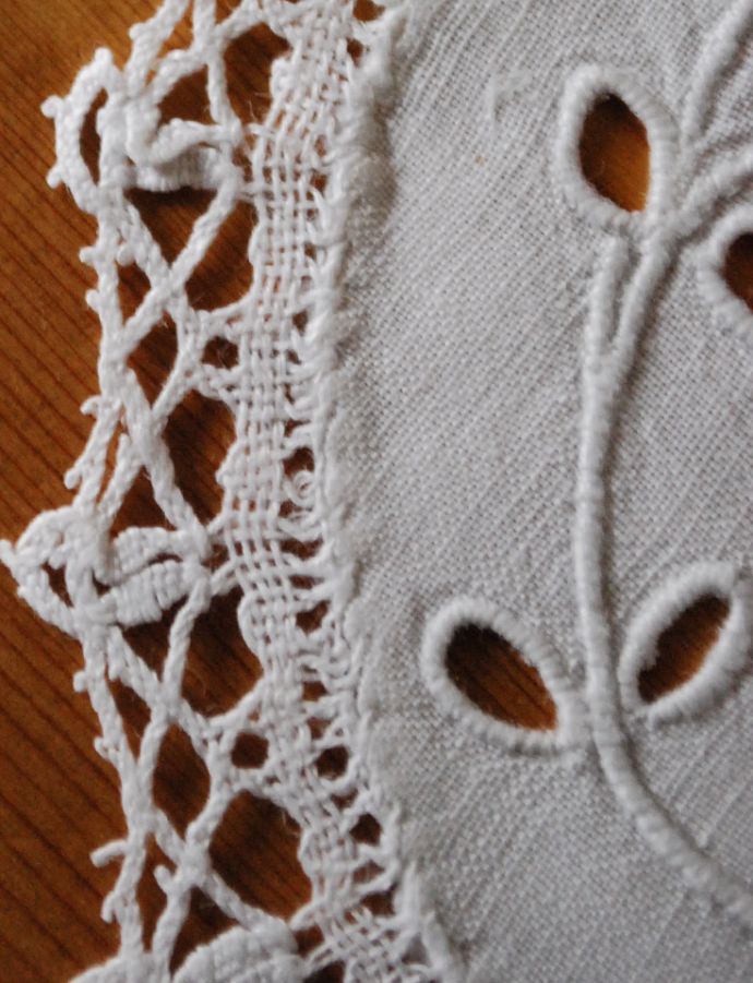 ミルクピッチャー アンティーク雑貨 縁どりのレースが美しい・・・アンティークドイリーレース。ハンドメイドの繊細さとあたたかさがあります。(d-1396-z)