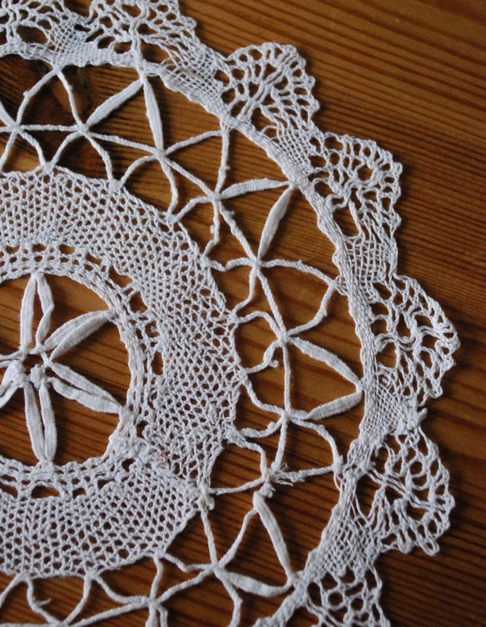 ミルクピッチャー　アンティーク雑貨　フランスで見つけたキレイなアンティークドイリーレース。アンティークのため、多少の汚れやシミがある場合がありますが、使用上問題はありませんので、ご了承下さい。(d-1404-z)