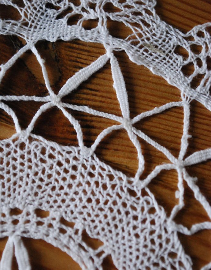 ミルクピッチャー　アンティーク雑貨　フランスで見つけたキレイなアンティークドイリーレース。ハンドメイドの繊細さとあたたかさがあります。(d-1404-z)