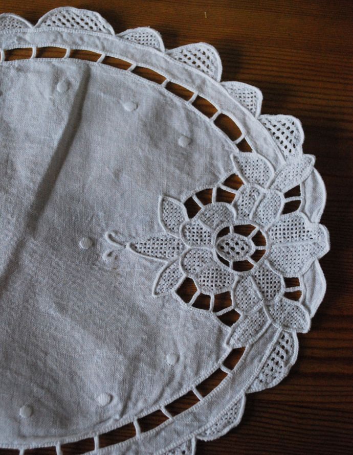 アンティーク雑貨　1輪のお花がデザインされた可憐なアンティークドイリーレース。アンティークのため、多少の汚れやシミがある場合がありますが、使用上問題はありませんので、ご了承下さい。(d-1407-z)