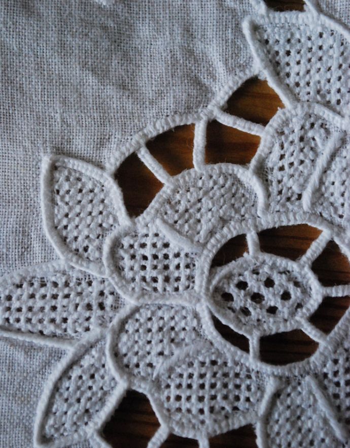 アンティーク雑貨　1輪のお花がデザインされた可憐なアンティークドイリーレース。ハンドメイドの繊細さとあたたかさがあります。(d-1407-z)