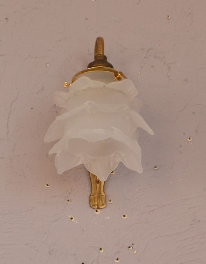 壁付けブラケット　照明・ライティング　壁に付けて楽しむアンティークのウォールブラケット（照明）（Ｂ22丸球付）。ベースはアンティーク、シェードは新しいものを合わせました。(d-1412-z)