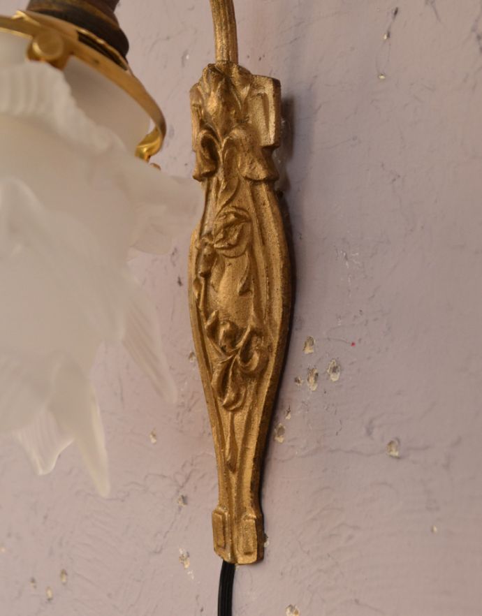 壁付けブラケット　照明・ライティング　壁に付けて楽しむアンティークのウォールブラケット（照明）（Ｂ22丸球付）。アンティークのため、多少の欠け・傷がある場合がありますが、使用上問題はありませんので、ご了承下さい。(d-1412-z)