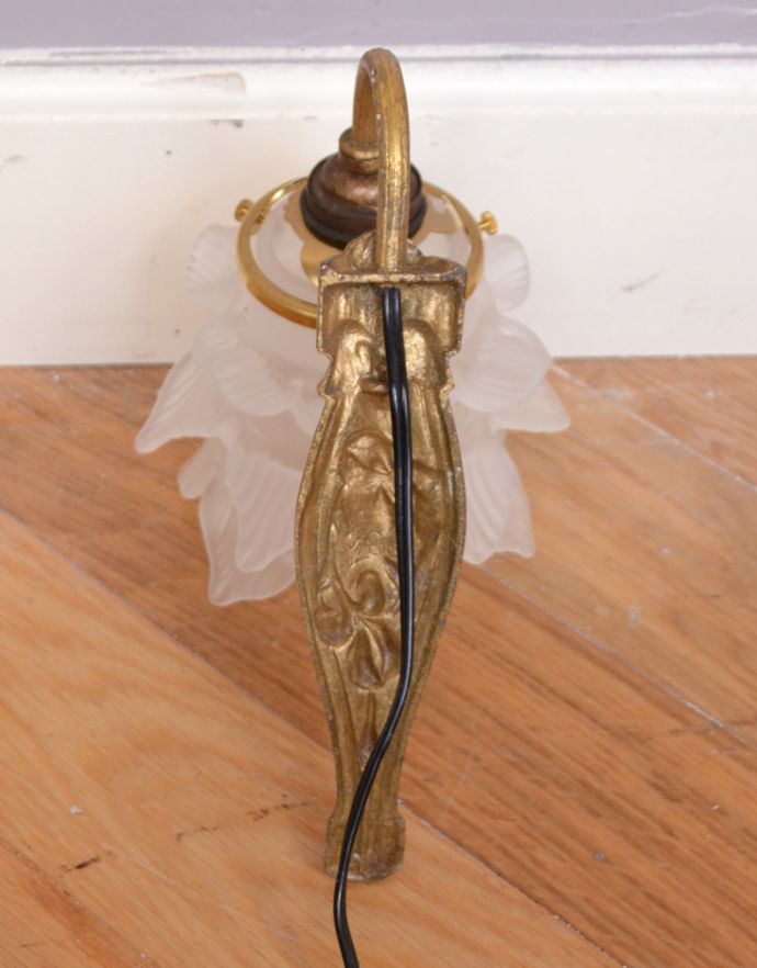 壁付けブラケット　照明・ライティング　壁に付けて楽しむアンティークのウォールブラケット（照明）（Ｂ22丸球付）。※配線に直結するので、電気屋さんによる取り付け工事が必要です。(d-1412-z)