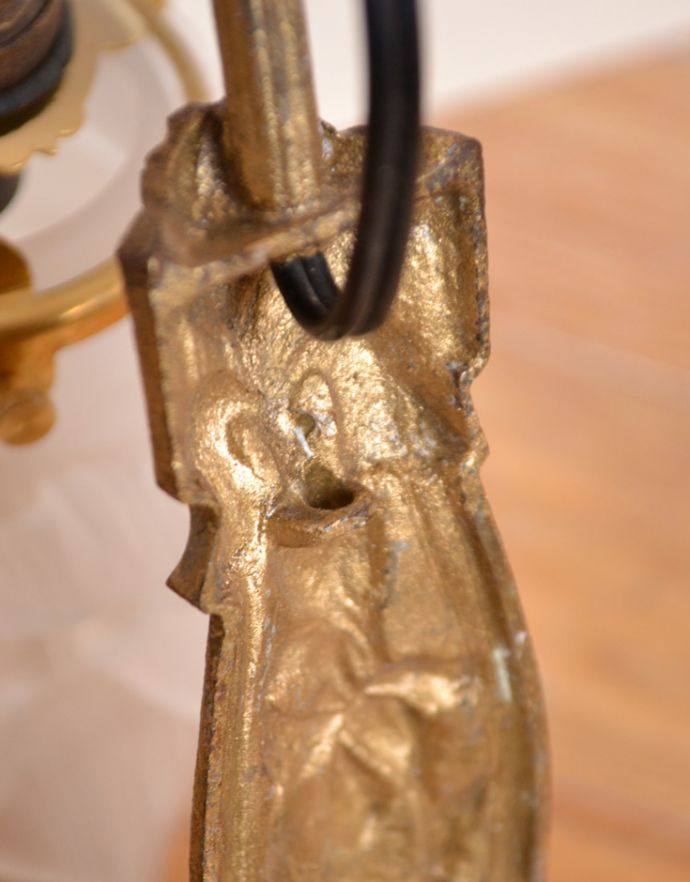 壁付けブラケット　照明・ライティング　壁に付けて楽しむアンティークのウォールブラケット（照明）（Ｂ22丸球付）。引っ掛けてつける穴が1つ付いています。(d-1412-z)