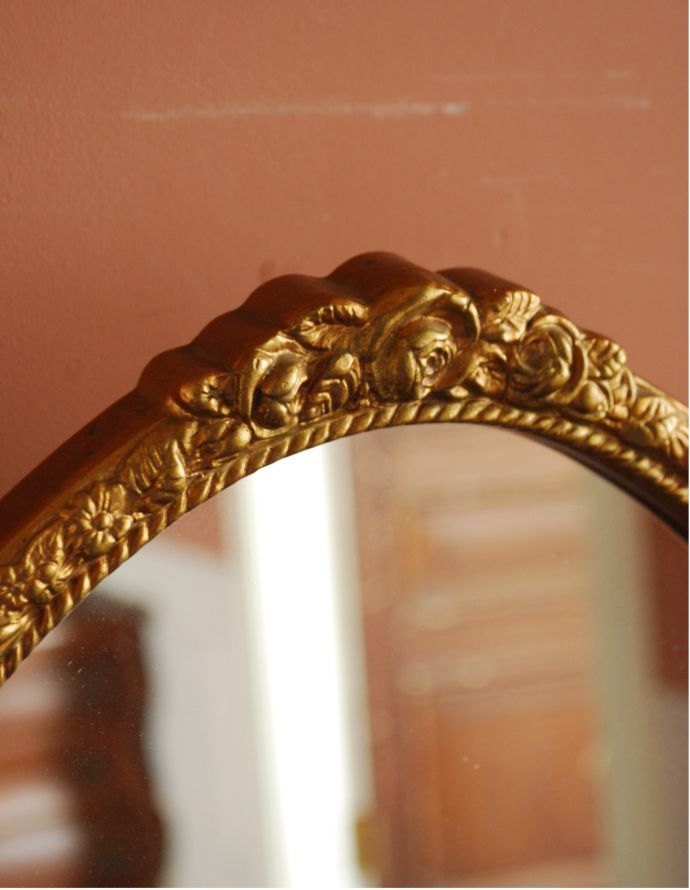 アンティーク フレーム付きミラー　アンティーク雑貨　トップに薔薇が付いたエレガントなアンティーク スタンドミラー（三面鏡）。トップにはリボンが付いています。(d-1415-z)