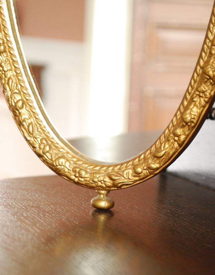 アンティーク フレーム付きミラー　アンティーク雑貨　トップに薔薇が付いたエレガントなアンティーク スタンドミラー（三面鏡）。脚のデザインや、細かい装飾がエレガントな雰囲気です。(d-1415-z)