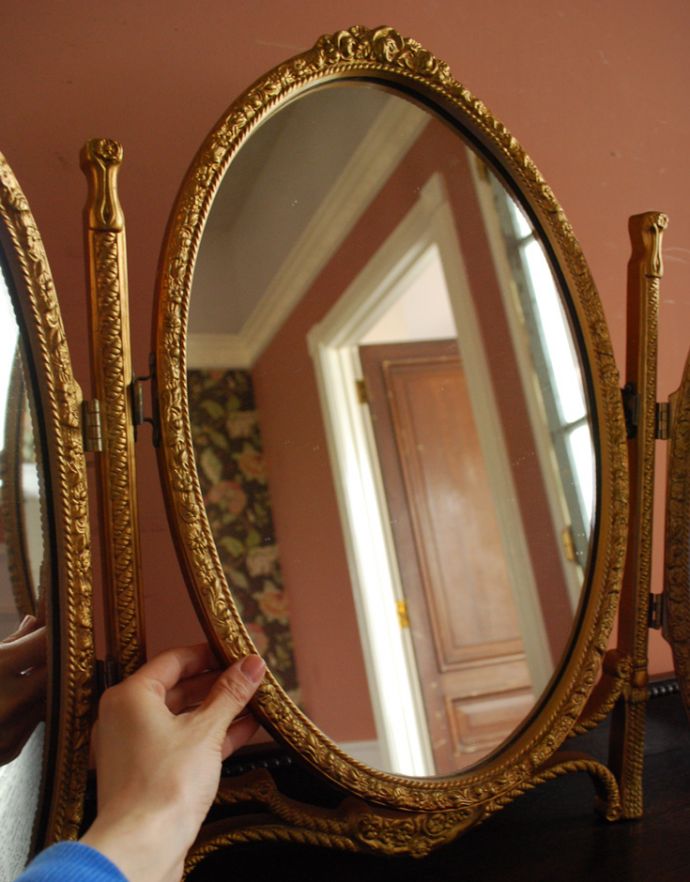 アンティーク フレーム付きミラー　アンティーク雑貨　トップに薔薇が付いたエレガントなアンティーク スタンドミラー（三面鏡）。中央の大きなミラーは、多少の角度調節ができます。(d-1415-z)