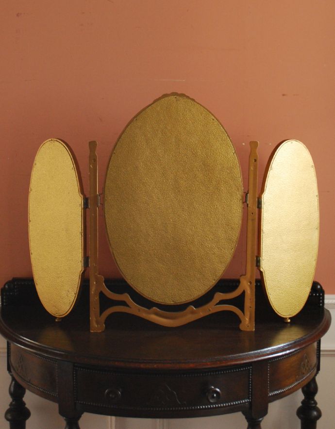 アンティーク フレーム付きミラー　アンティーク雑貨　トップに薔薇が付いたエレガントなアンティーク スタンドミラー（三面鏡）。専門の職人によってお直ししていますが、アンティークは新品ではありません。(d-1415-z)