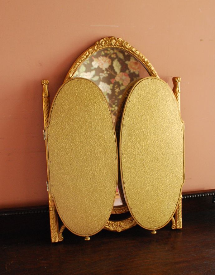 アンティーク フレーム付きミラー　アンティーク雑貨　トップに薔薇が付いたエレガントなアンティーク スタンドミラー（三面鏡）。三面鏡は閉じることができるんです。(d-1415-z)