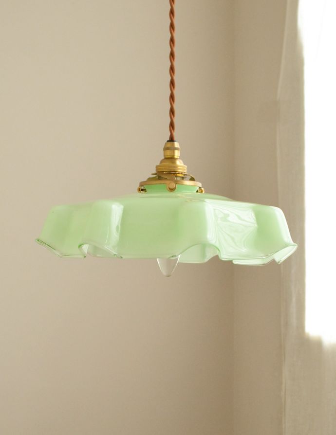 ペンダントライト　照明・ライティング　フレッシュなカラーのアンティークペンダントライト（コード・シャンデリア電球・ギャラリーA付き）。【 シェードのサイズ 】幅27×奥行27×高さ8cmコードは50、80cm以外にも、ご希望の長さで加工してお届けします。(d-1420-z)