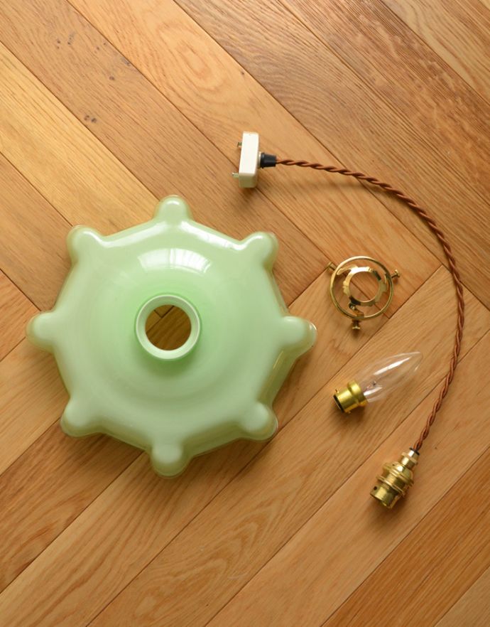 ペンダントライト　照明・ライティング　フレッシュなカラーのアンティークペンダントライト（コード・シャンデリア電球・ギャラリーA付き）。ガラスシェード、コード、電球1個、ギャラリーを全てセットでお届けするので、届いてすぐに取り付けられます。(d-1420-z)