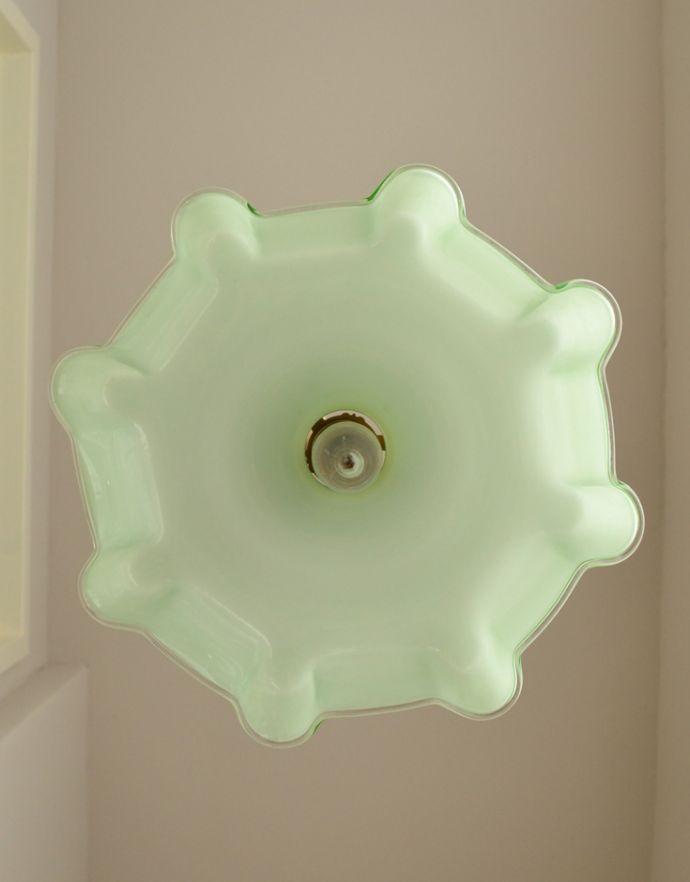 ペンダントライト　照明・ライティング　フレッシュなカラーのアンティークペンダントライト（コード・シャンデリア電球・ギャラリーA付き）。下から見るとこんな感じです。(d-1420-z)