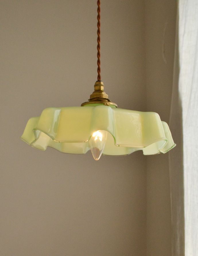 ペンダントライト　照明・ライティング　フレッシュなカラーのアンティークペンダントライト（コード・シャンデリア電球・ギャラリーA付き）。あたたかい光がお部屋を包み込みます。(d-1420-z)