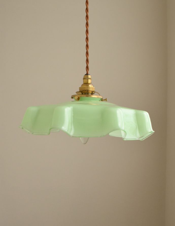 ペンダントライト　照明・ライティング　フレッシュなカラーのアンティークペンダントライト（コード・シャンデリア電球・ギャラリーA付き）。アンティークのみ見ることの出来る輝きを、ぜひお家で楽しんで下さいね。(d-1420-z)
