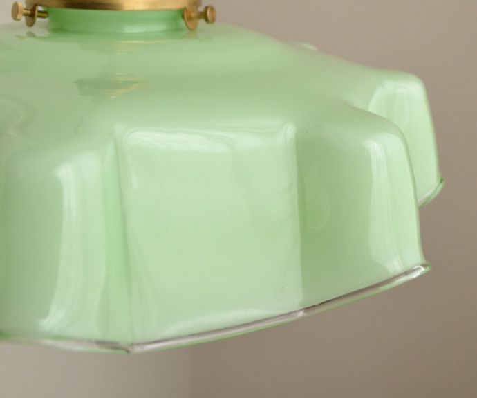 ペンダントライト　照明・ライティング　フレッシュなカラーのアンティークペンダントライト（コード・シャンデリア電球・ギャラリーA付き）。シェードは、アンティークのため、誤差があったり、キズ、汚れが入っている場合もあります。(d-1420-z)