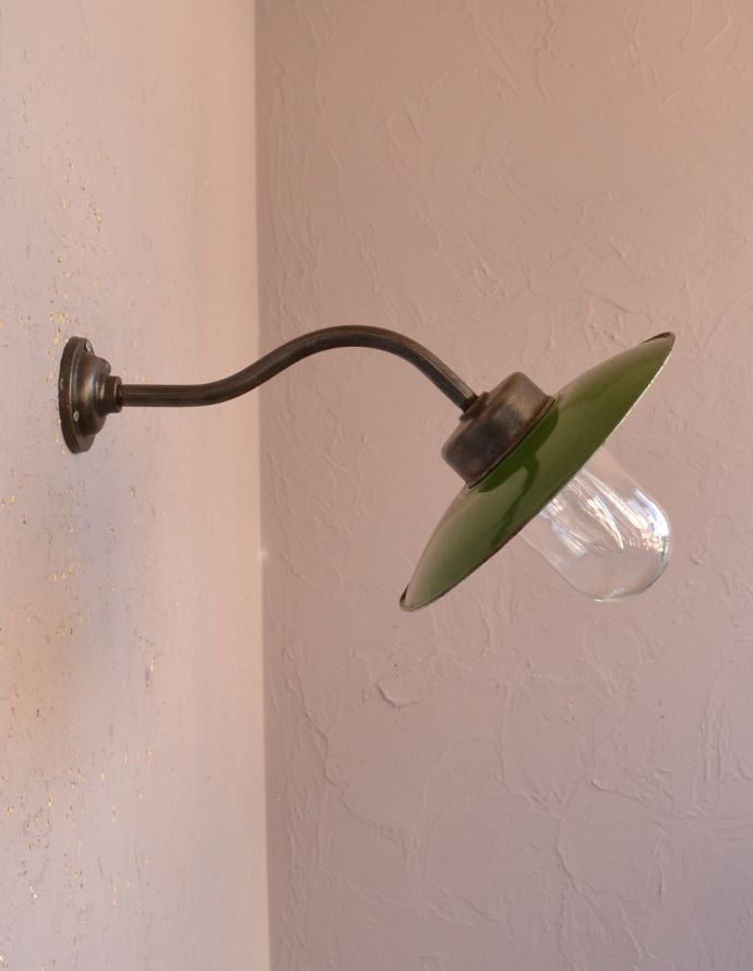 壁付けブラケット　照明・ライティング　フランスから到着したアンティーク照明ポーチライト(外灯）デッキランプ(E26球）。アンティークは新品ではないので、経年変化によるキズはありますが、専門の職人によって目立たないようにキレイにお直しをしています。(d-1426-z)