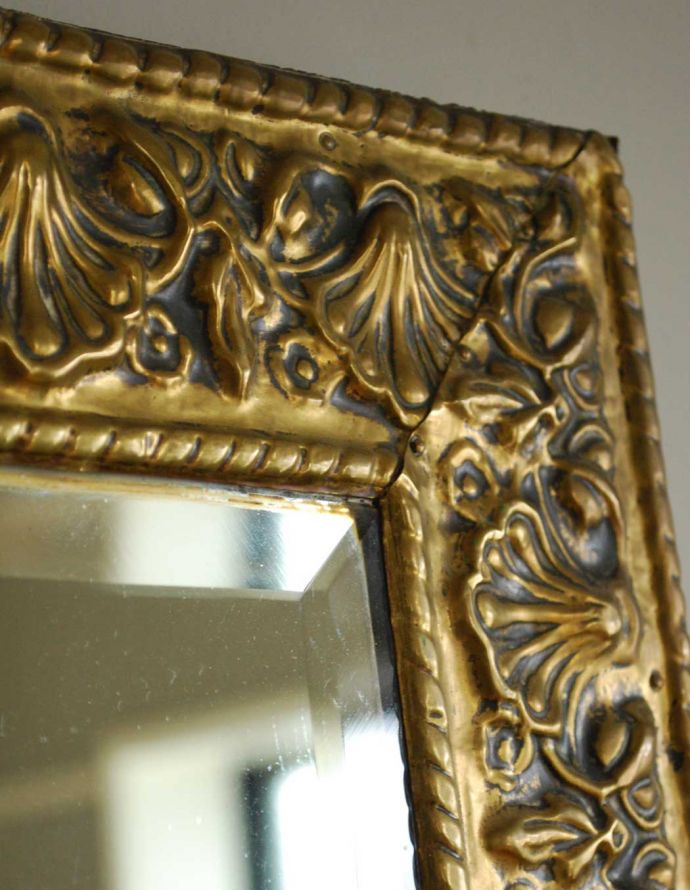 アンティーク フレーム付きミラー　アンティーク雑貨　シェルモチーフのアンティークミラー、ゴールドフレームのフランスの鏡。アンティークは新品ではないので、経年変化によるキズはありますが、専門の職人によって目立たないようにキレイにお直しをしています。(d-1430-z)