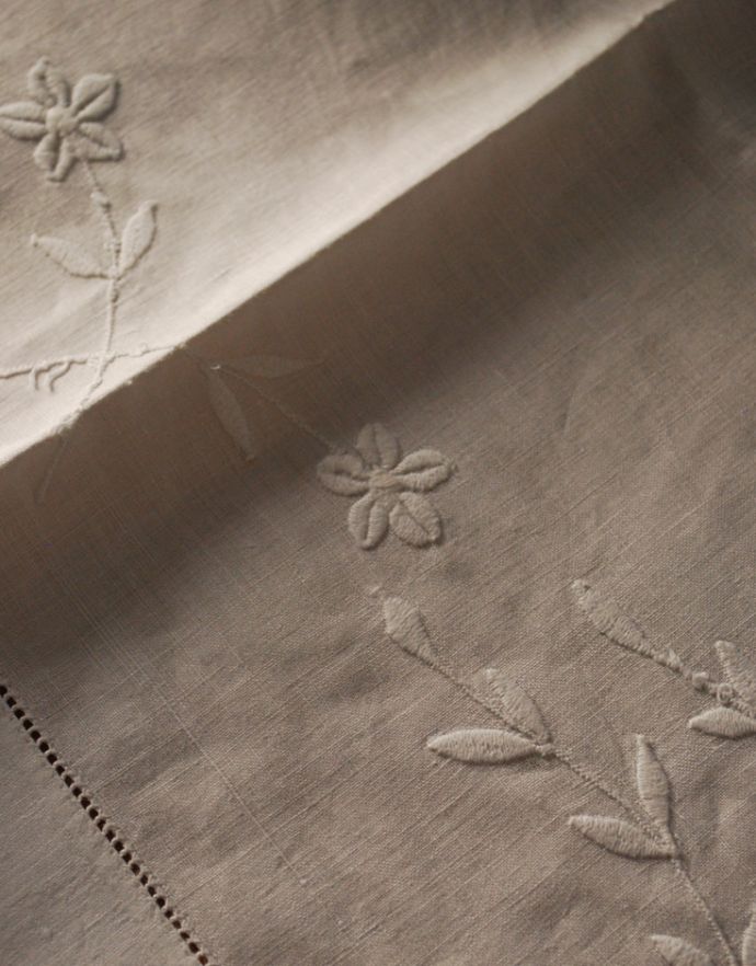 ミルクピッチャー　アンティーク雑貨　お花のデザインが可愛いフランスのアンティーククロス。アンティークなので、汚れやシミがある場合がありますが、使用上問題はありませんのでご了承下さい。(d-1432-z)