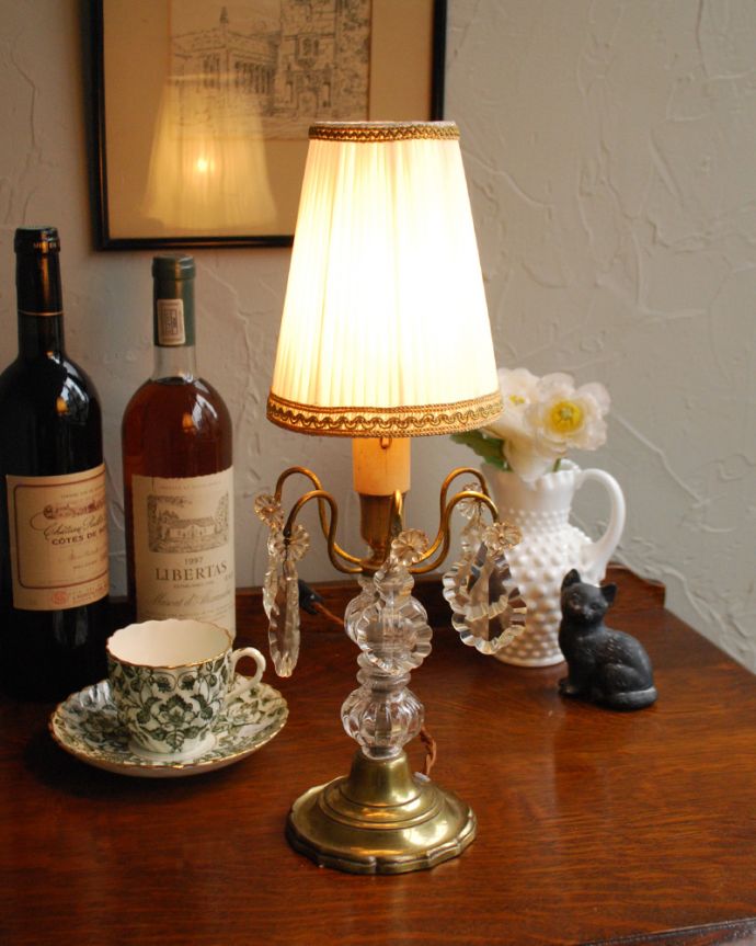 スタンドライト 照明・ライティング きらきら輝くアンティークテーブルシャンデリア(E17丸球付)。ほんのりとした明かりが灯るので、リラックスするのに最適な照明です。(d-1434-z)