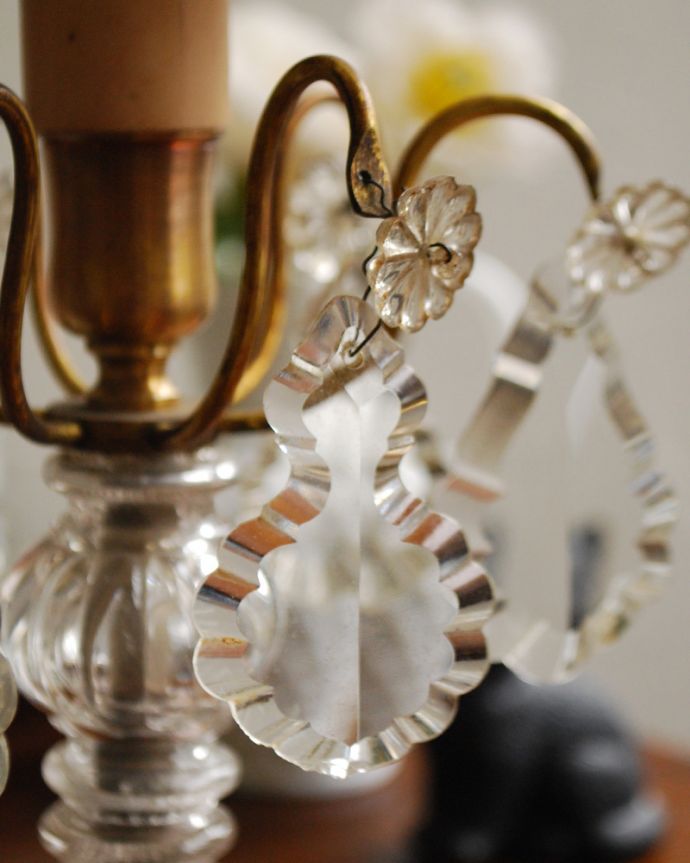 スタンドライト 照明・ライティング きらきら輝くアンティークテーブルシャンデリア(E17丸球付)。アンティークのため、ガラスには写真に映らない多少の欠け・傷がある場合がありますが、使用上問題はありませんので、ご了承下さい。(d-1434-z)