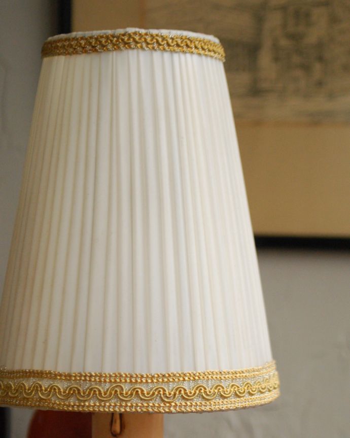 スタンドライト 照明・ライティング きらきら輝くアンティークテーブルシャンデリア(E17丸球付)。シェードの縁どりには黄色の可愛い装飾があります。(d-1434-z)