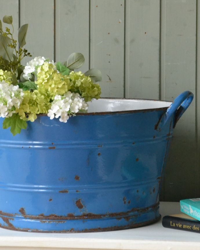 アンティーク 陶磁器の雑貨　アンティーク雑貨　ブルーがキレイなアンティークのベイスン（ホーロー製）。ダストボックスやガーデニングの小物入れなどにちょうど良いサイズですよ。(d-1436-z)