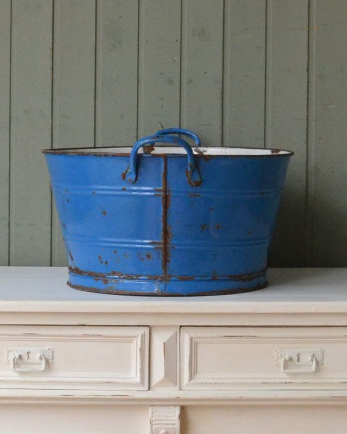 アンティーク 陶磁器の雑貨　アンティーク雑貨　ブルーがキレイなアンティークのベイスン（ホーロー製）。両サイドの持ち手が付いたデザインです。(d-1436-z)