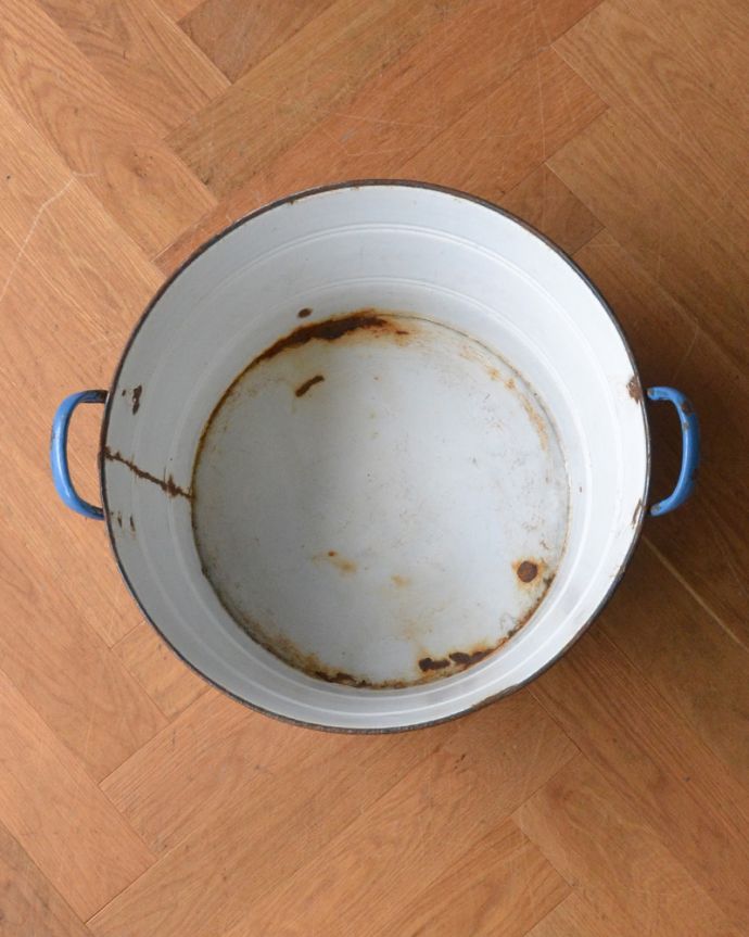 アンティーク 陶磁器の雑貨 アンティーク雑貨 ブルーがキレイなアンティークのベイスン(ホーロー製)。アンティークのため、多少の傷がある場合がありますが、使用上問題はありませんので、ご了承下さい。(d-1436-z)