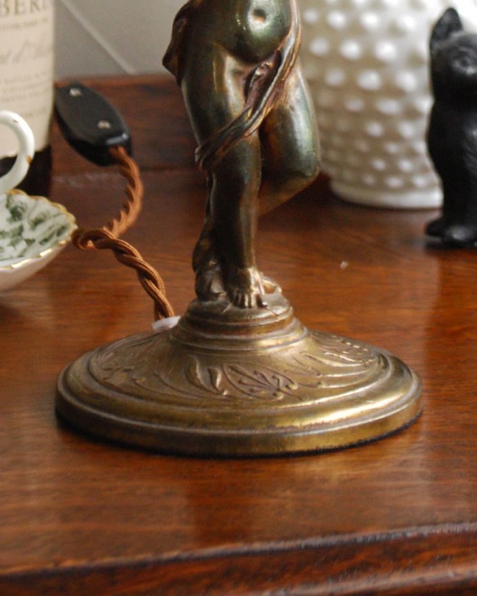 スタンドライト 照明・ライティング フランス輸入の照明、エンジェルモチーフのテーブルランプ(E17シャンデリア球付)。しっかりとした安定感があります。(d-1441-z)